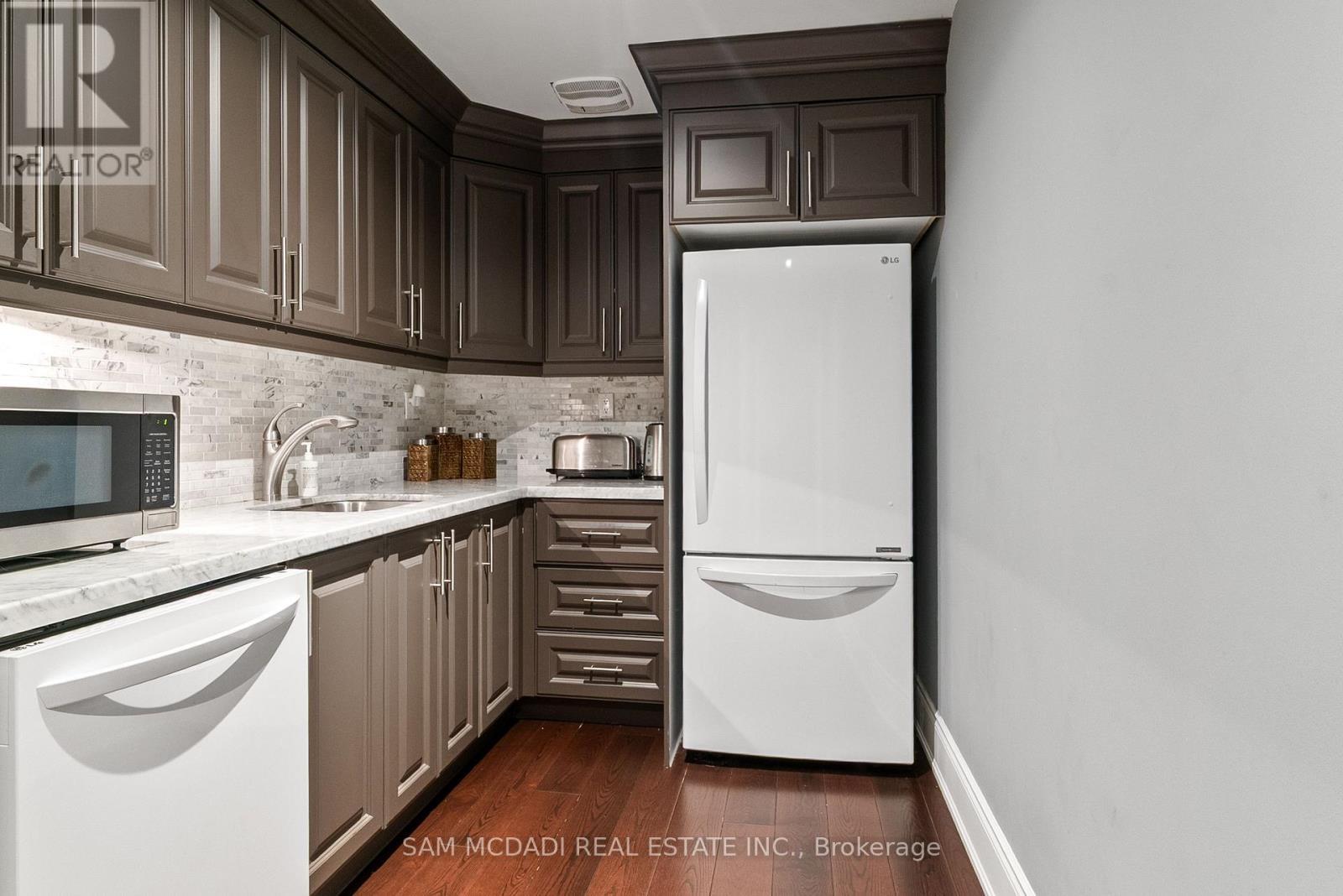 1220 Milna Drive, Oakville, ON - Indoor Photo Showing Kitchen