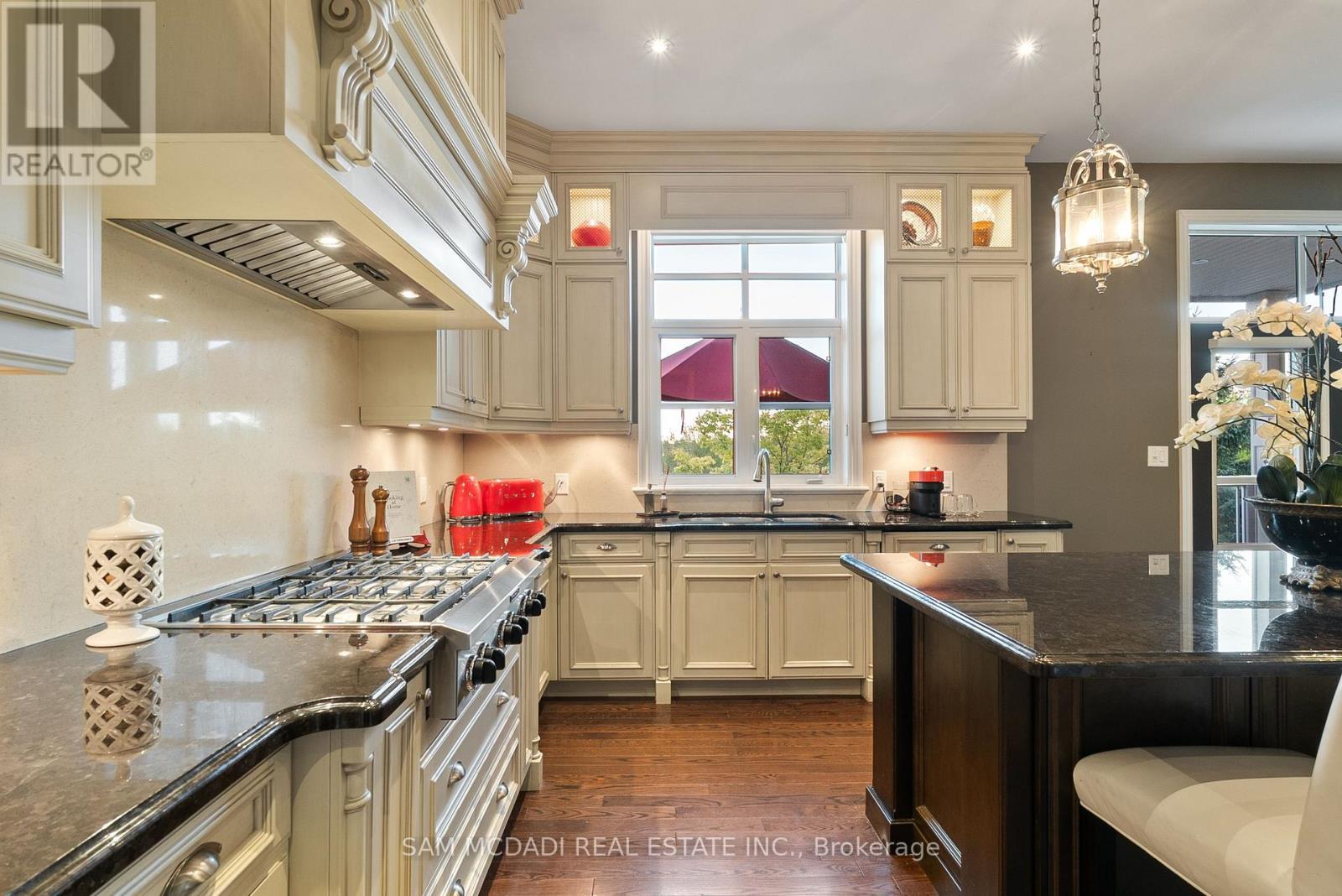 1220 Milna Drive, Oakville, ON - Indoor Photo Showing Kitchen With Upgraded Kitchen