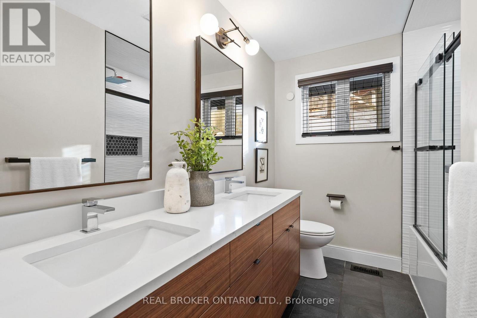 190 Winston Boulevard, Cambridge, ON - Indoor Photo Showing Bathroom