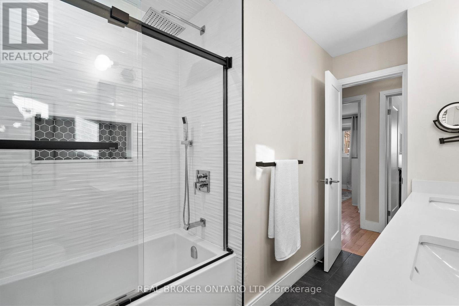 190 Winston Boulevard, Cambridge, ON - Indoor Photo Showing Bathroom