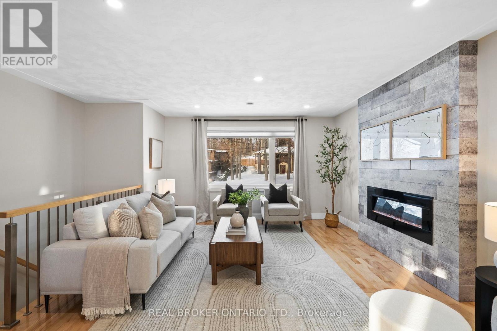 190 Winston Boulevard, Cambridge, ON - Indoor Photo Showing Living Room With Fireplace