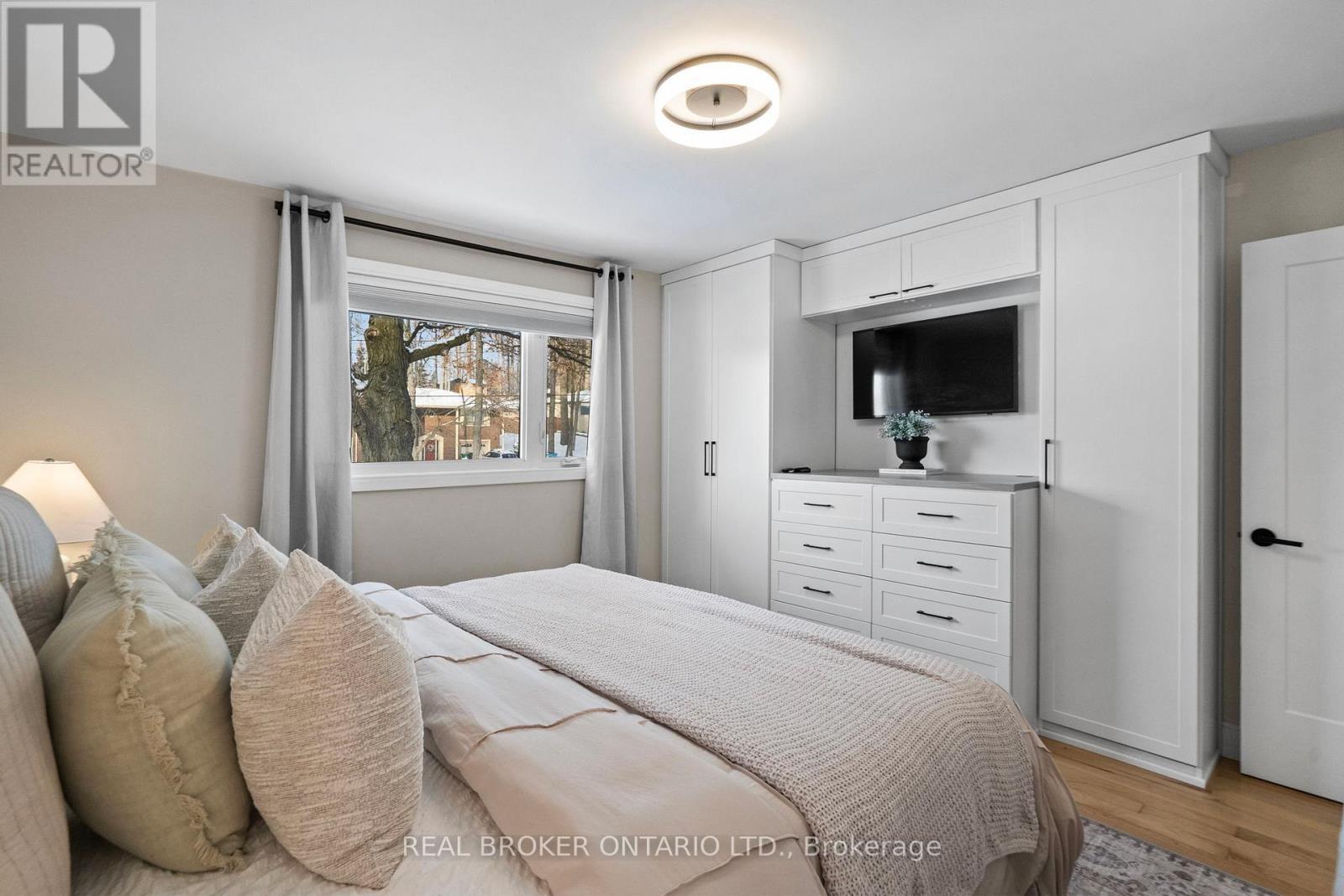 190 Winston Boulevard, Cambridge, ON - Indoor Photo Showing Bedroom