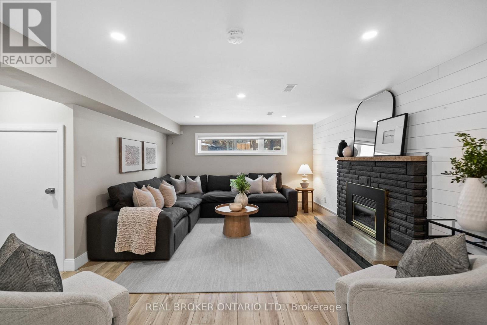 190 Winston Boulevard, Cambridge, ON - Indoor Photo Showing Living Room With Fireplace