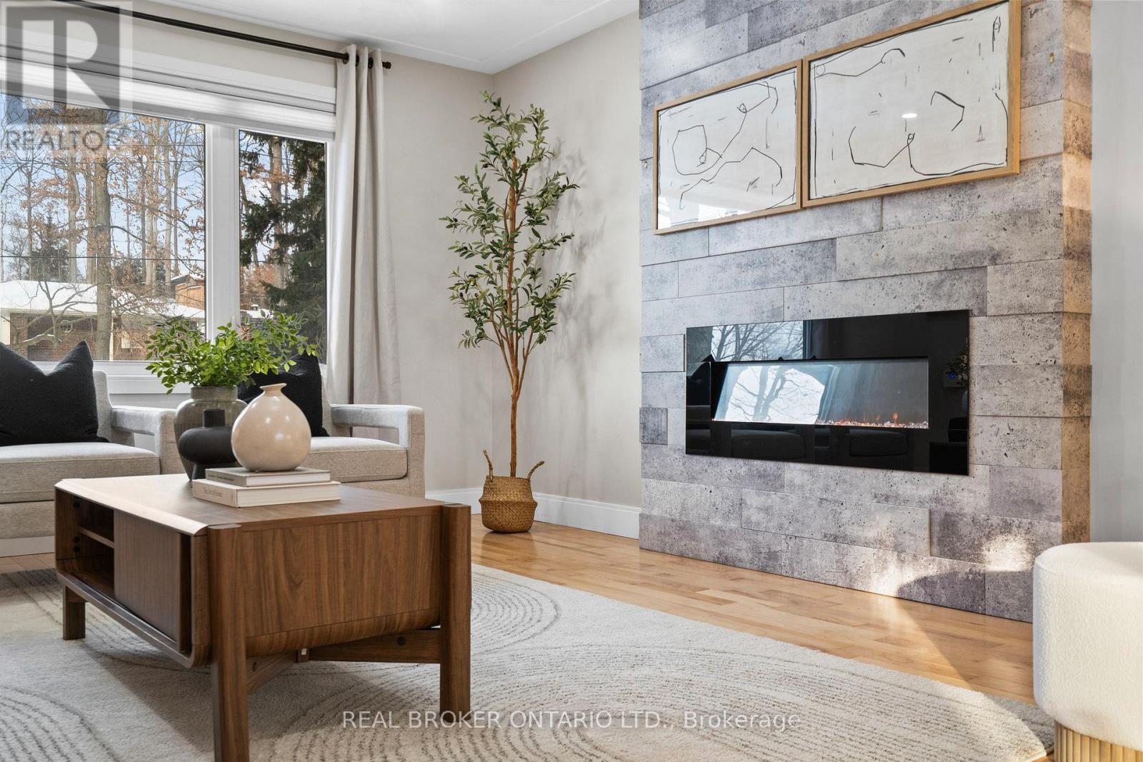 190 Winston Boulevard, Cambridge, ON - Indoor Photo Showing Living Room With Fireplace