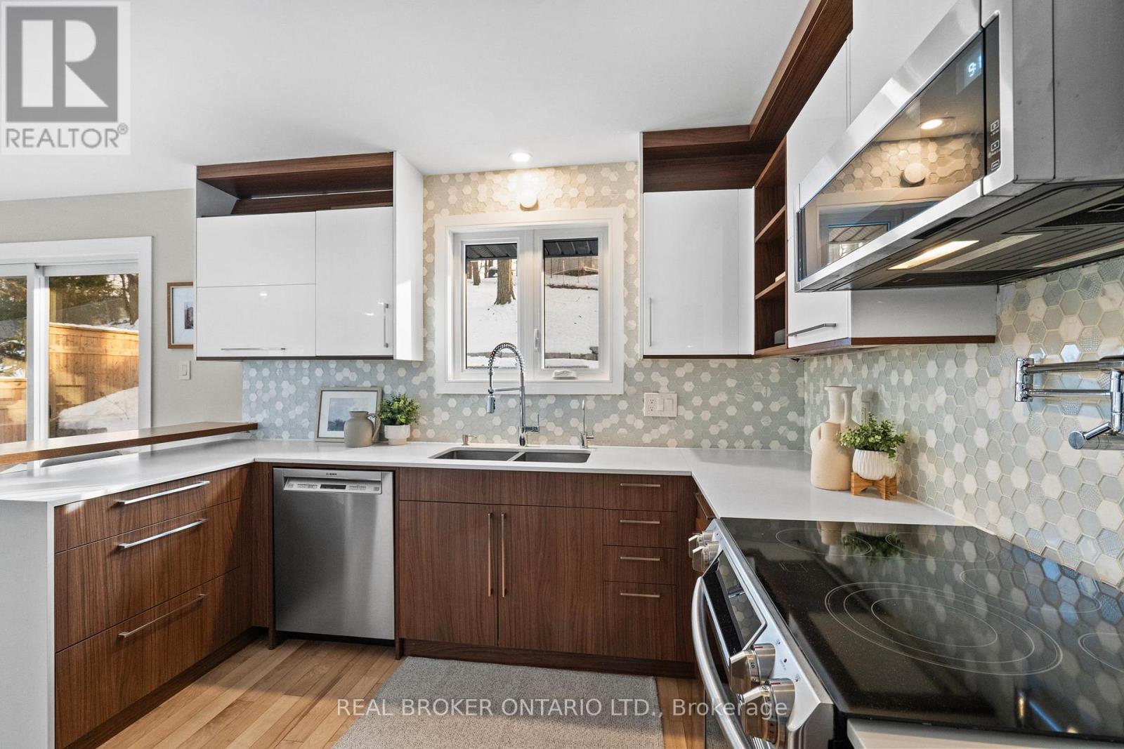 190 Winston Boulevard, Cambridge, ON - Indoor Photo Showing Kitchen With Double Sink