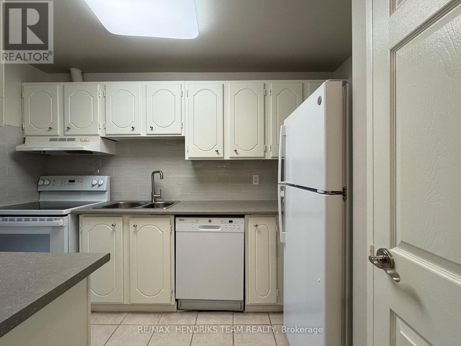 708 - 610 Lake Street, St. Catharines (Lakeport), ON - Indoor Photo Showing Kitchen With Double Sink