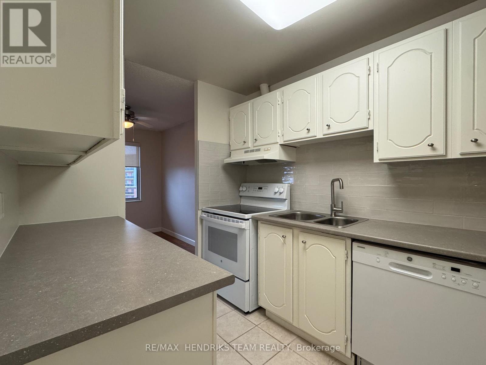 708 - 610 Lake Street, St. Catharines (Lakeport), ON - Indoor Photo Showing Kitchen With Double Sink