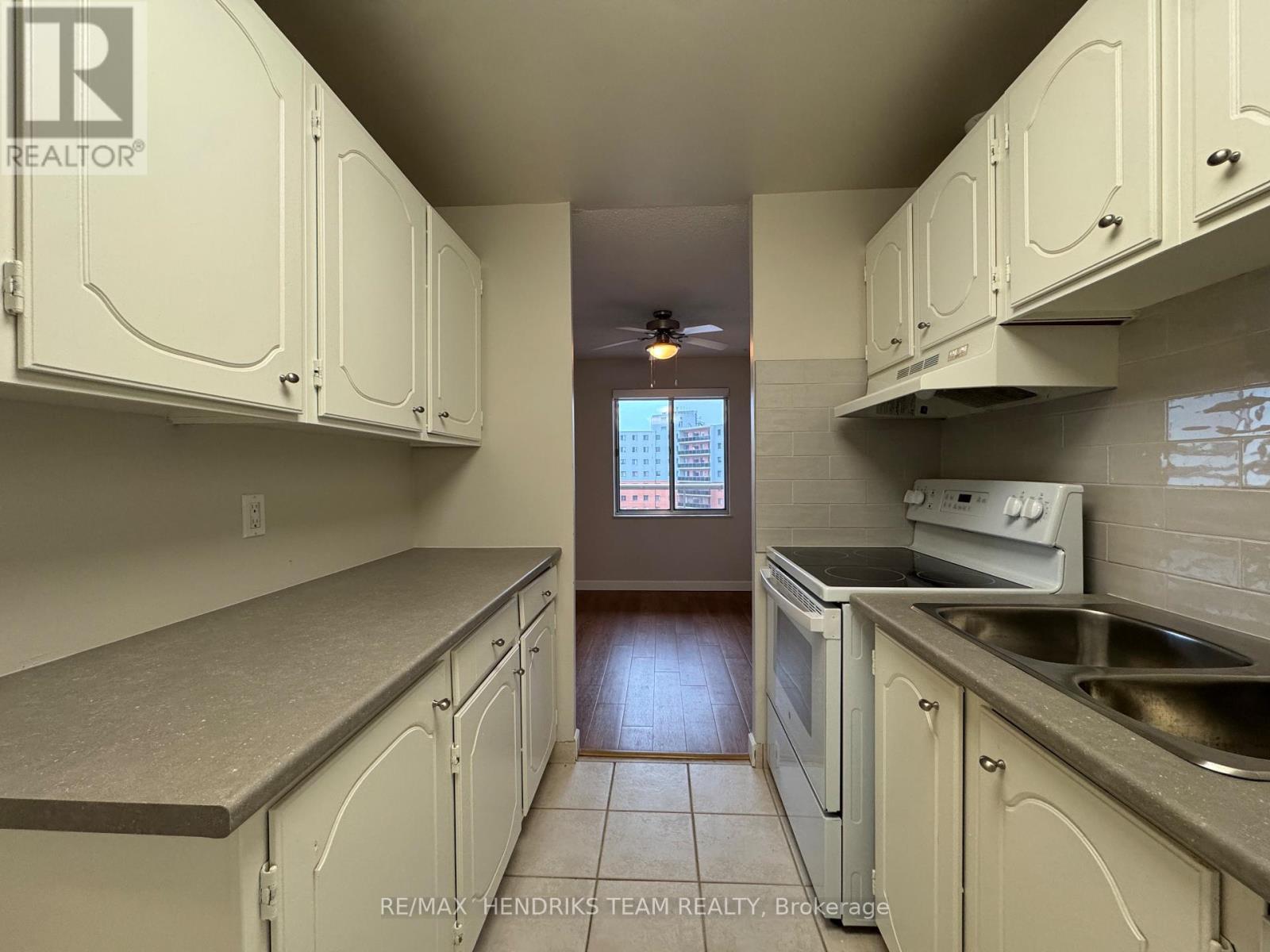 708 - 610 Lake Street, St. Catharines (Lakeport), ON - Indoor Photo Showing Kitchen With Double Sink