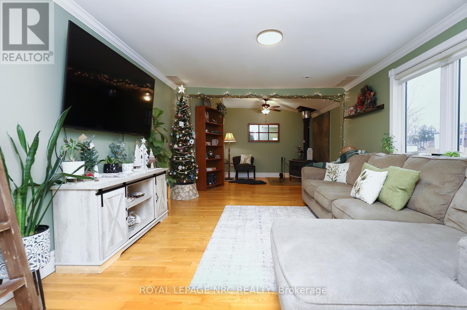 8190 Mud Street, Grimsby, ON - Indoor Photo Showing Living Room