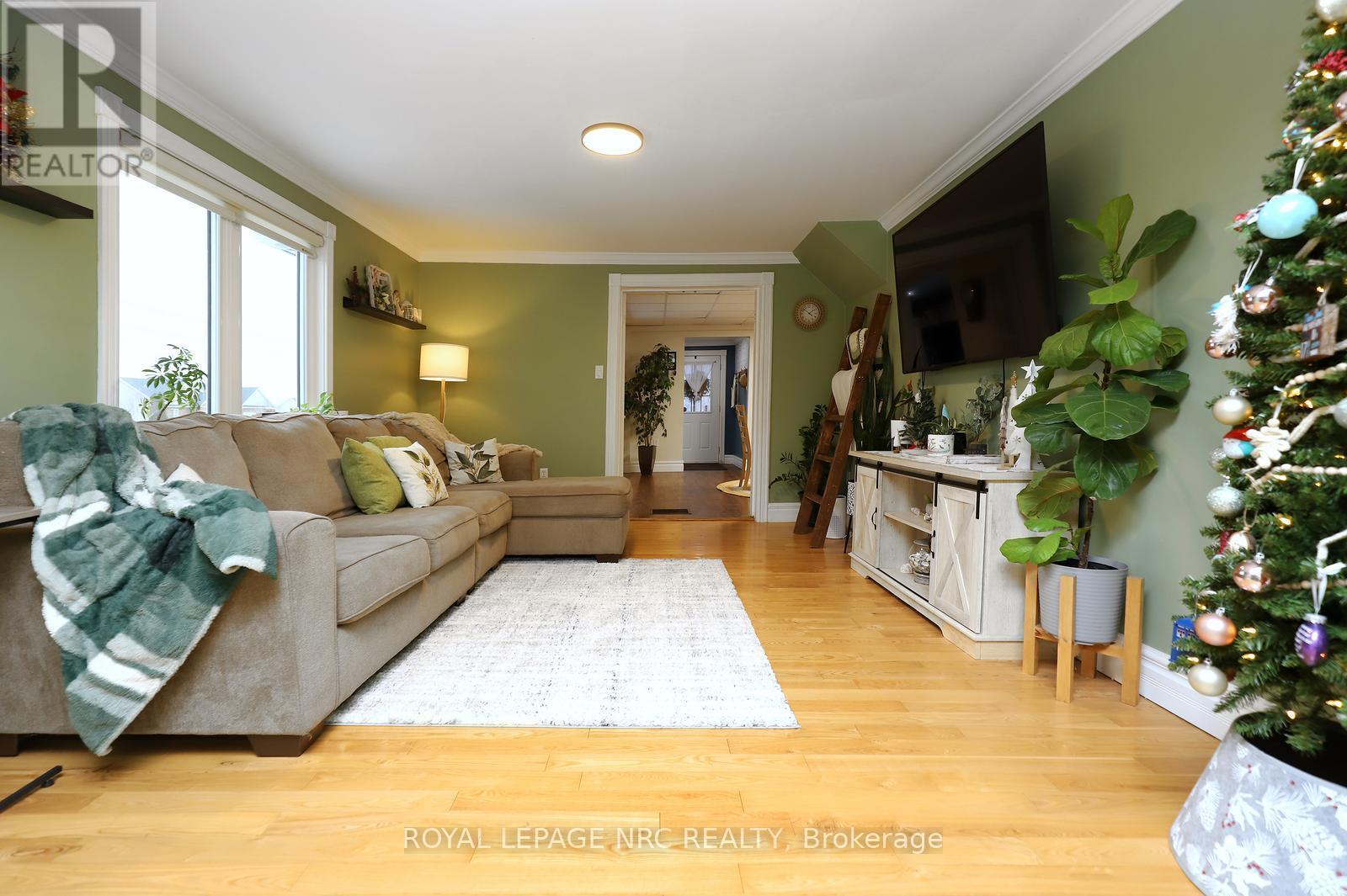 8190 Mud Street, Grimsby, ON - Indoor Photo Showing Living Room