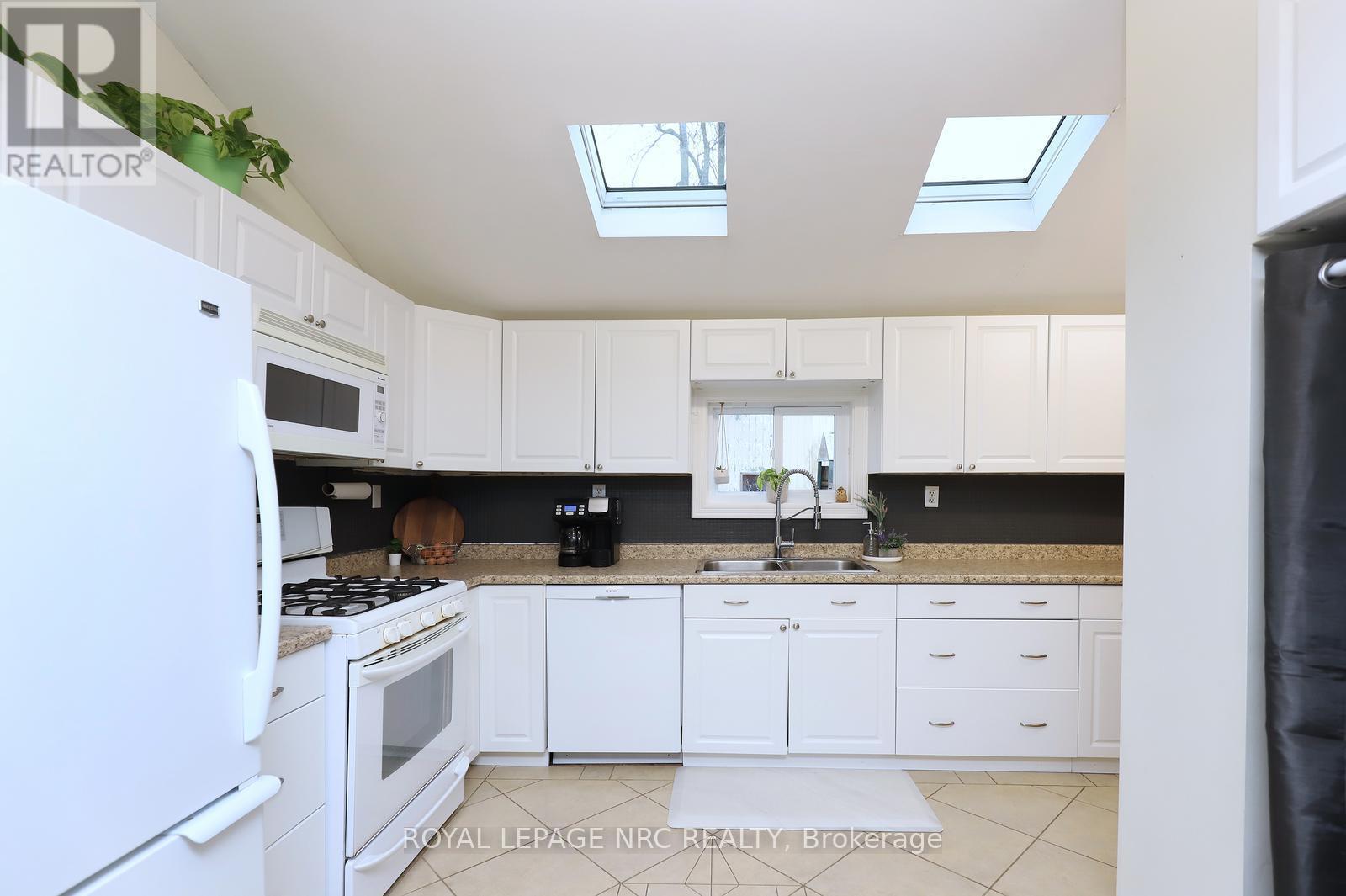 8190 Mud Street, Grimsby, ON - Indoor Photo Showing Kitchen With Double Sink