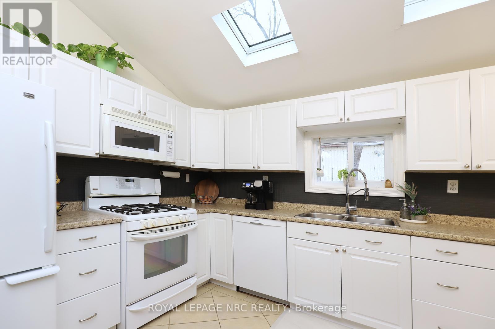 8190 Mud Street, Grimsby, ON - Indoor Photo Showing Kitchen With Double Sink