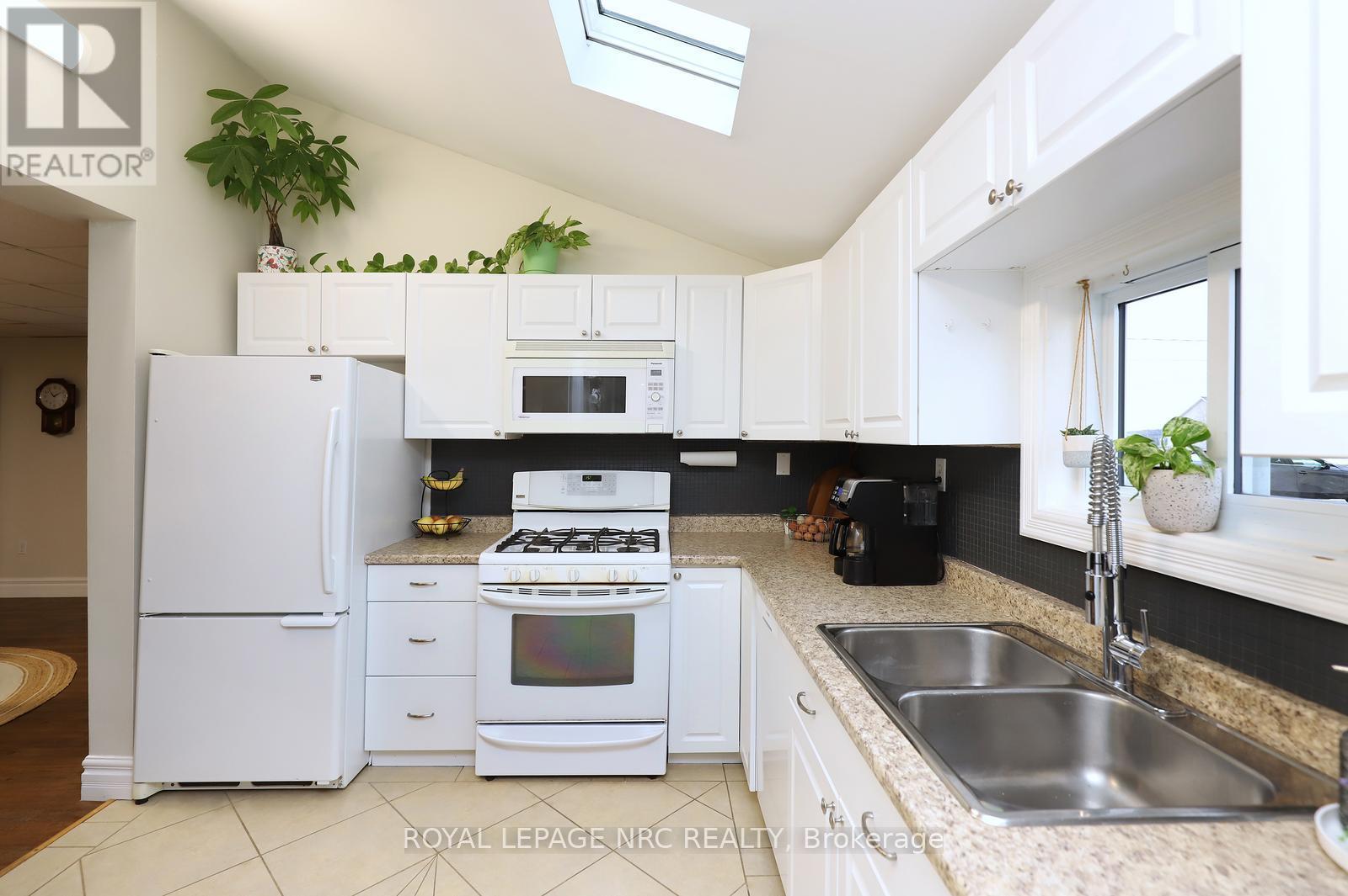 8190 Mud Street, Grimsby, ON - Indoor Photo Showing Kitchen With Double Sink