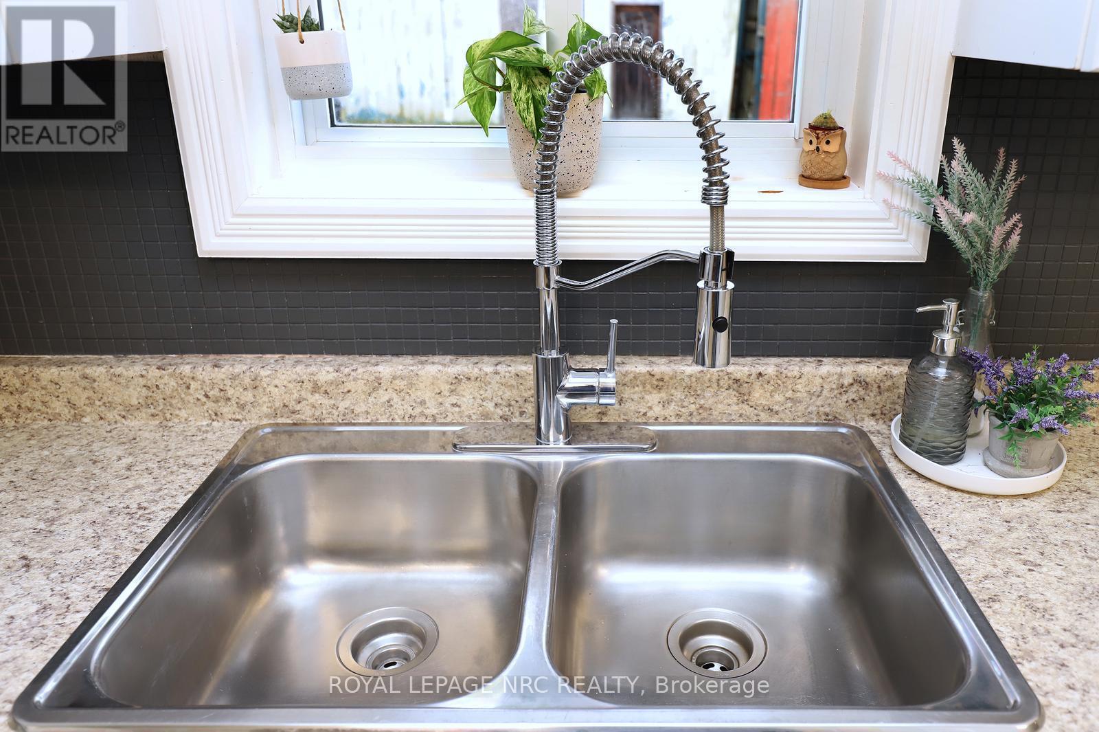 8190 Mud Street, Grimsby, ON - Indoor Photo Showing Kitchen With Double Sink