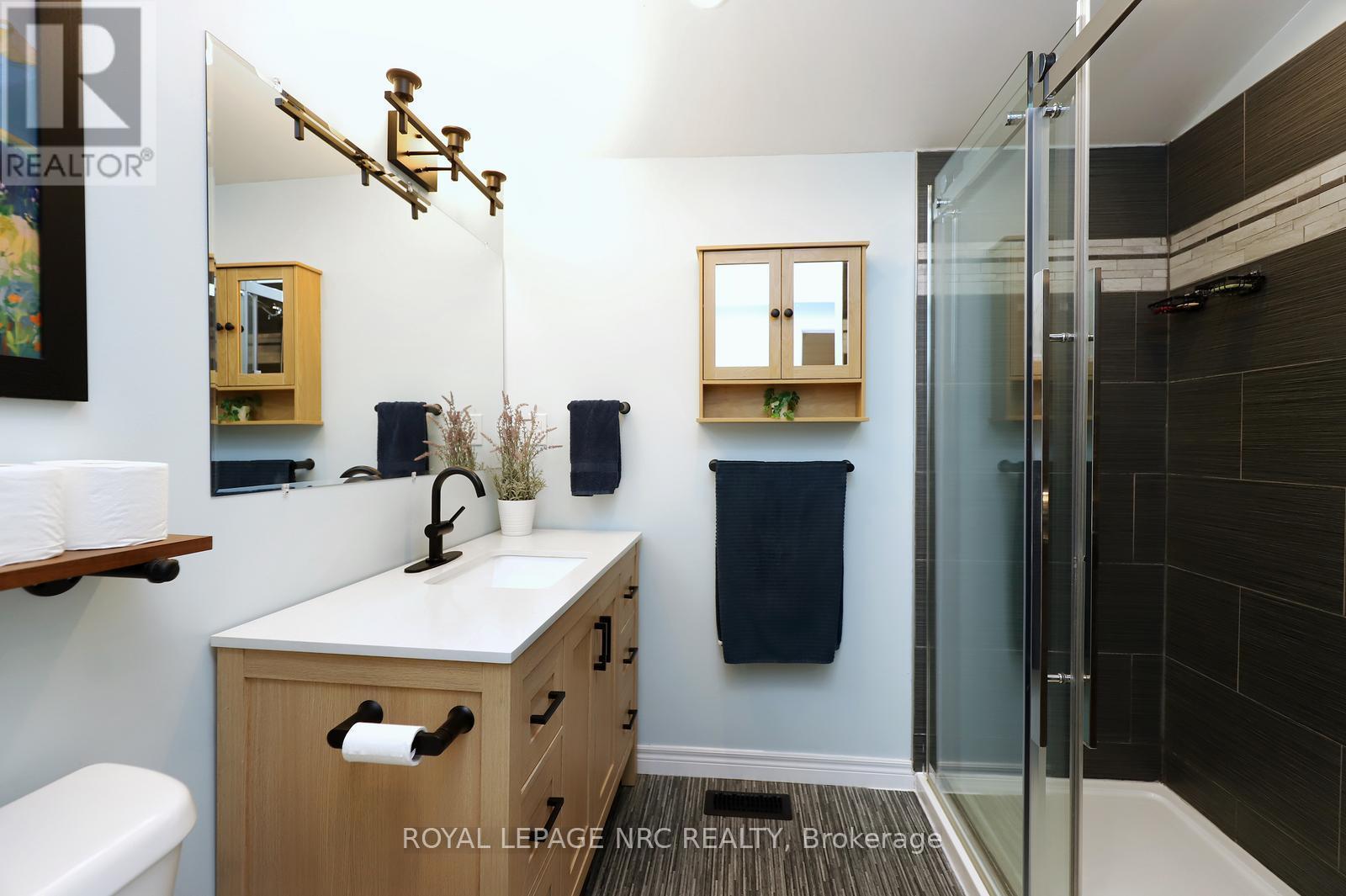 8190 Mud Street, Grimsby, ON - Indoor Photo Showing Bathroom