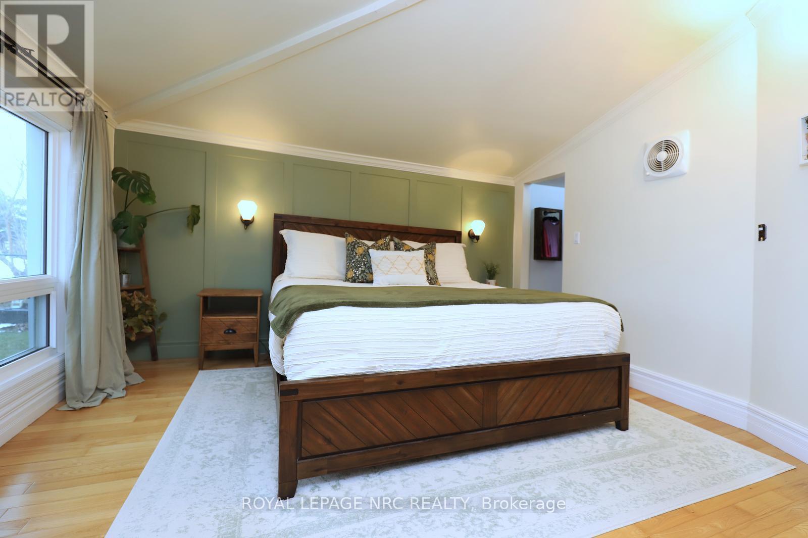 8190 Mud Street, Grimsby, ON - Indoor Photo Showing Bedroom