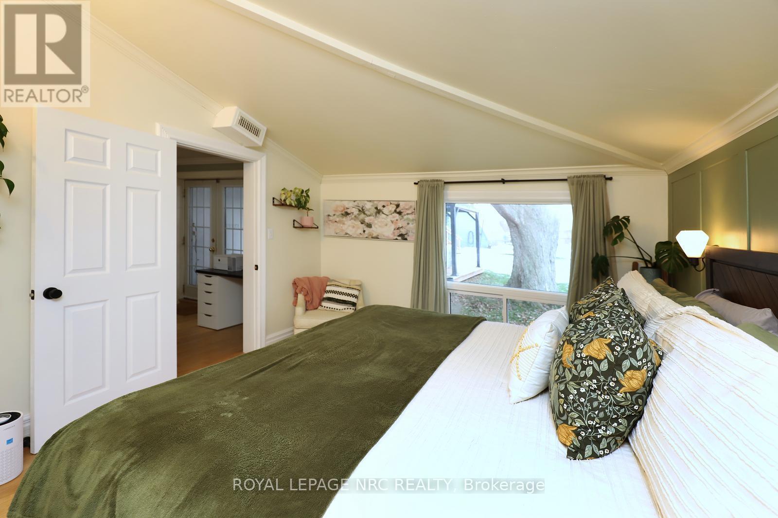 8190 Mud Street, Grimsby, ON - Indoor Photo Showing Bedroom