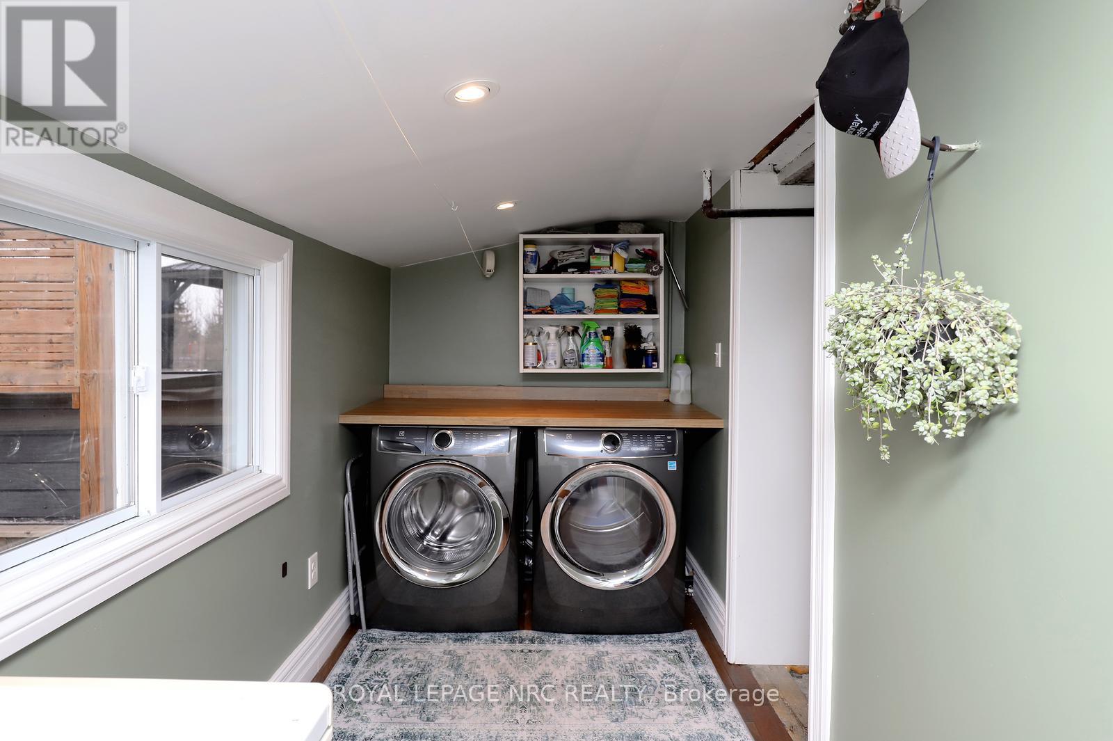 8190 Mud Street, Grimsby, ON - Indoor Photo Showing Laundry Room