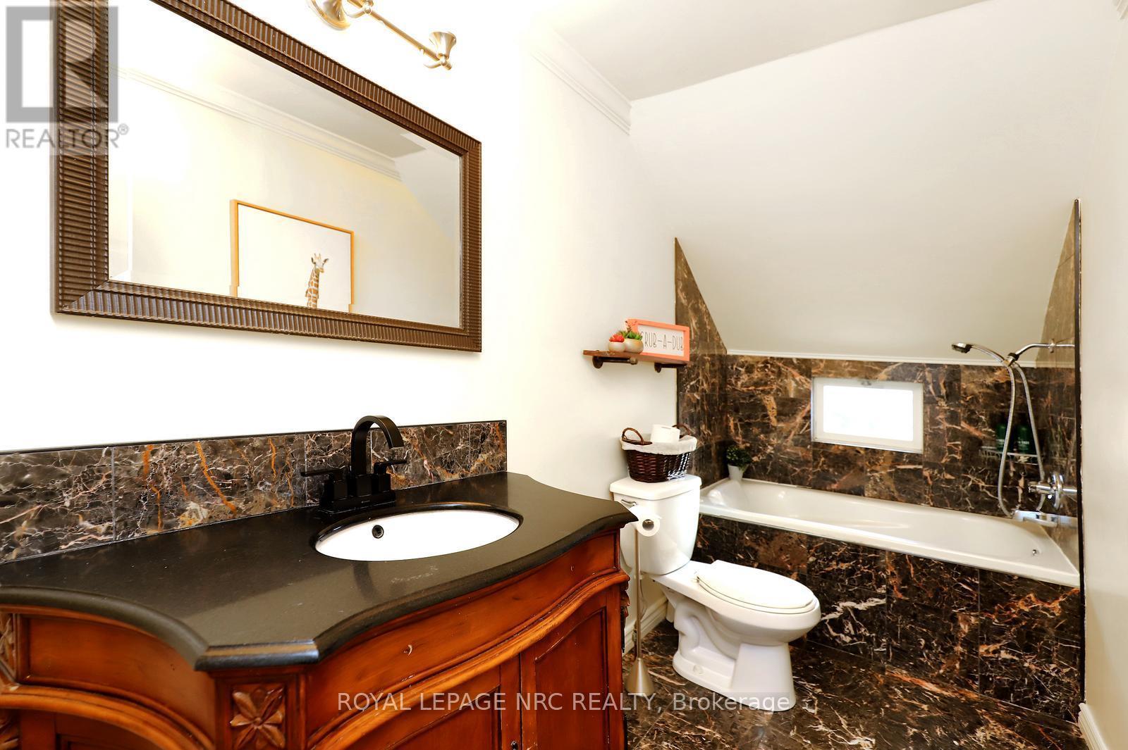 8190 Mud Street, Grimsby, ON - Indoor Photo Showing Bathroom