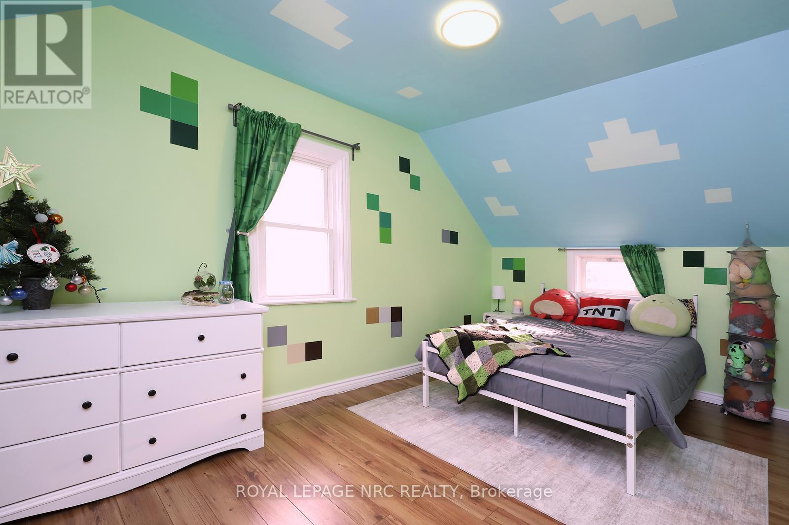 8190 Mud Street, Grimsby, ON - Indoor Photo Showing Bedroom