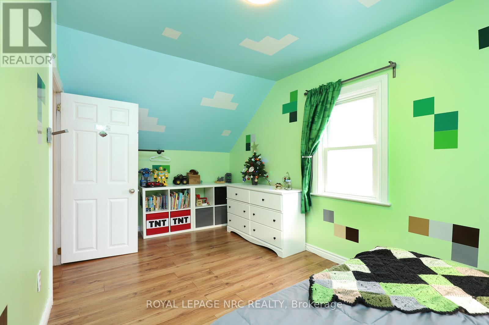 8190 Mud Street, Grimsby, ON - Indoor Photo Showing Bedroom