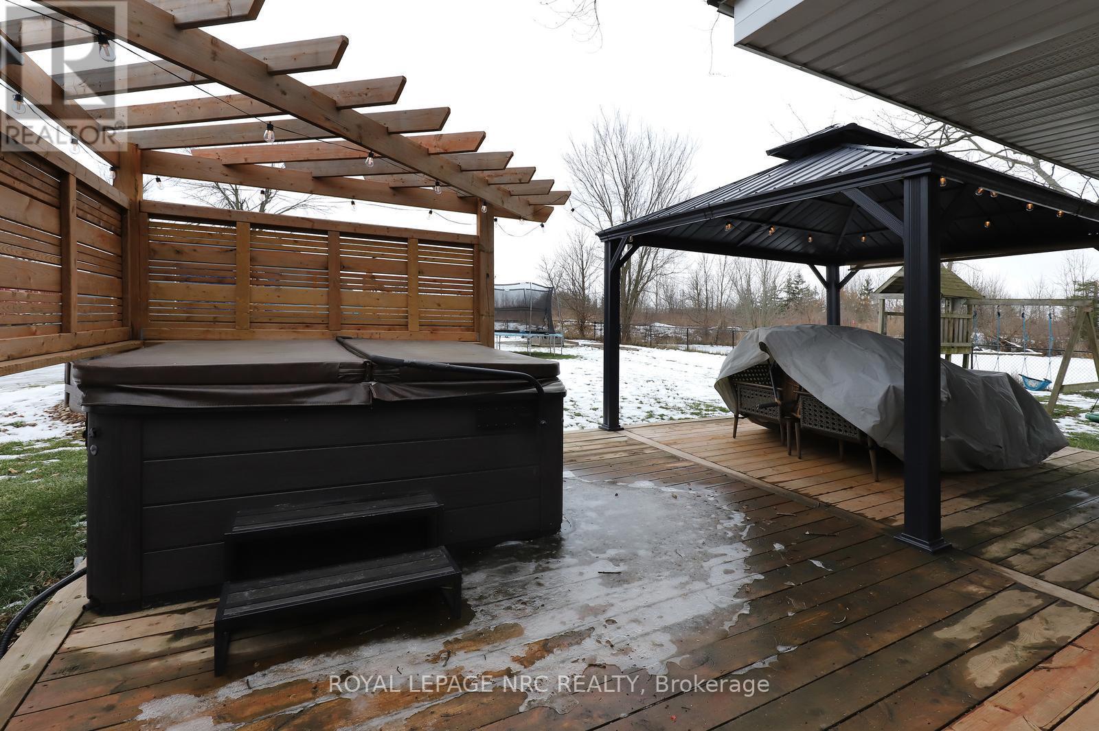 8190 Mud Street, Grimsby, ON - Outdoor With Exterior