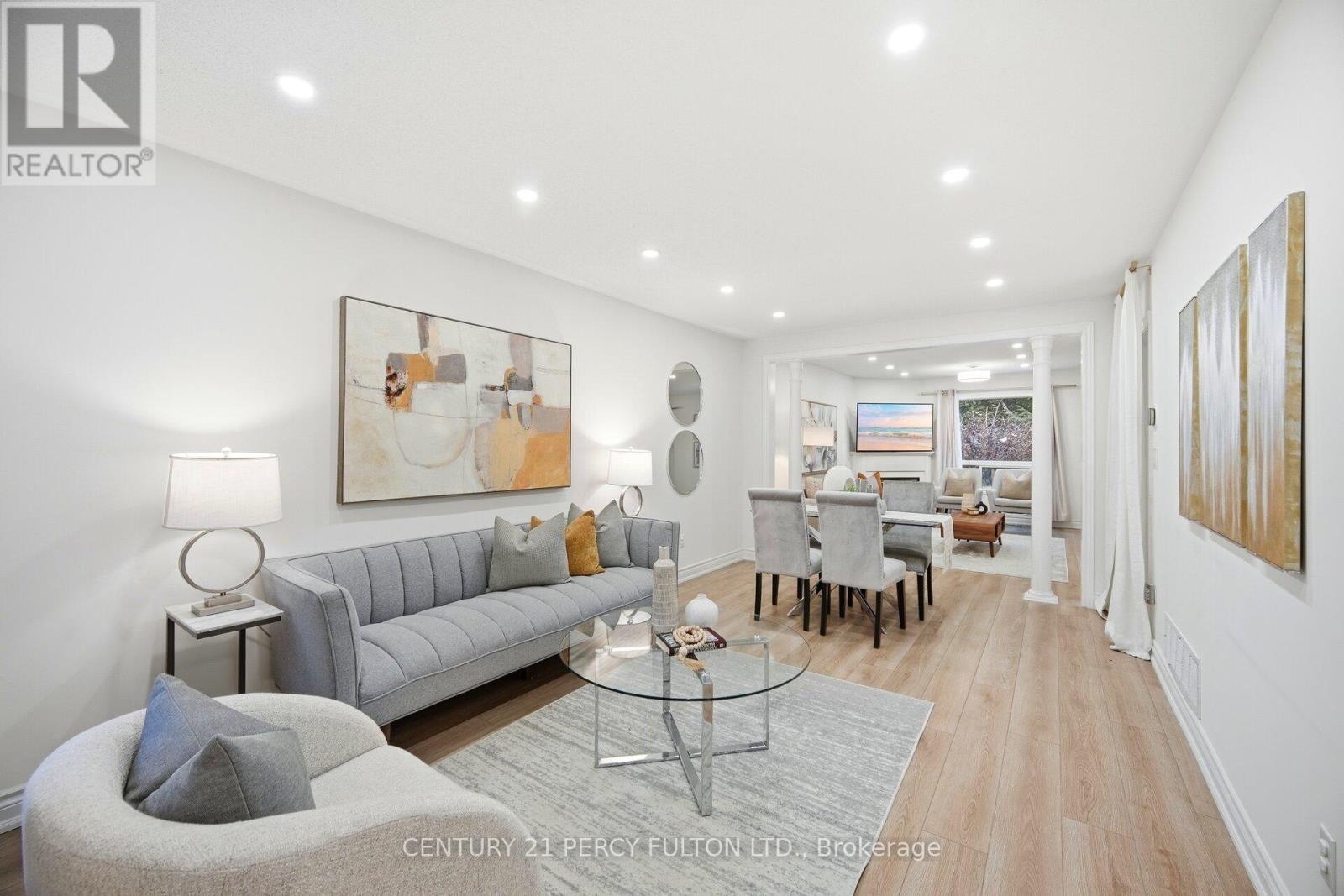 35 Markwood Crescent, Whitby, ON - Indoor Photo Showing Living Room