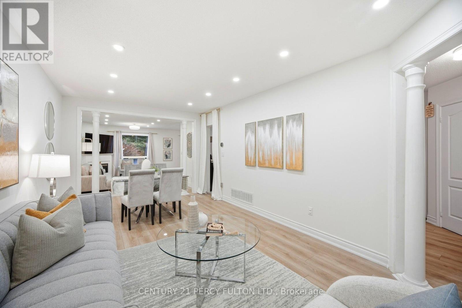 35 Markwood Crescent, Whitby, ON - Indoor Photo Showing Living Room