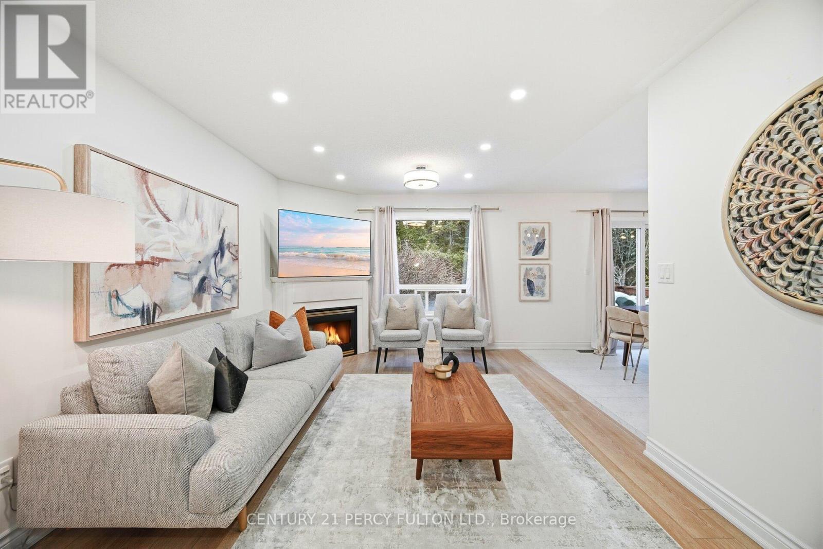 35 Markwood Crescent, Whitby, ON - Indoor Photo Showing Living Room