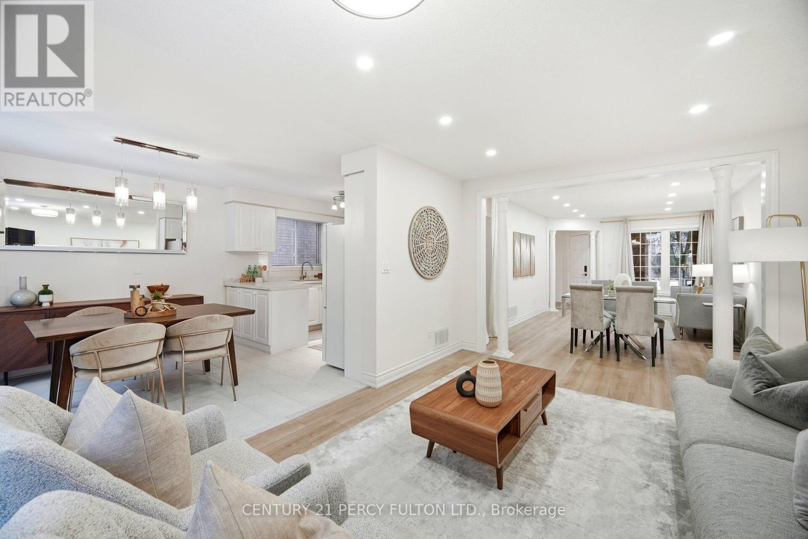 35 Markwood Crescent, Whitby, ON - Indoor Photo Showing Living Room