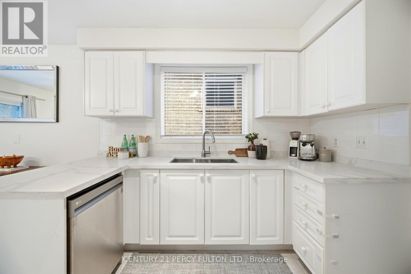 35 Markwood Crescent, Whitby, ON - Indoor Photo Showing Kitchen