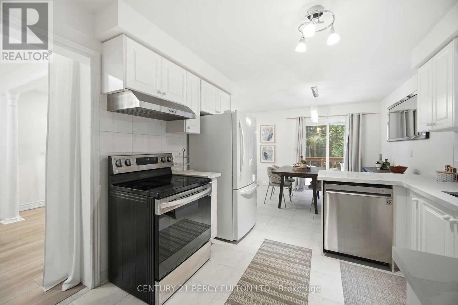 35 Markwood Crescent, Whitby, ON - Indoor Photo Showing Kitchen