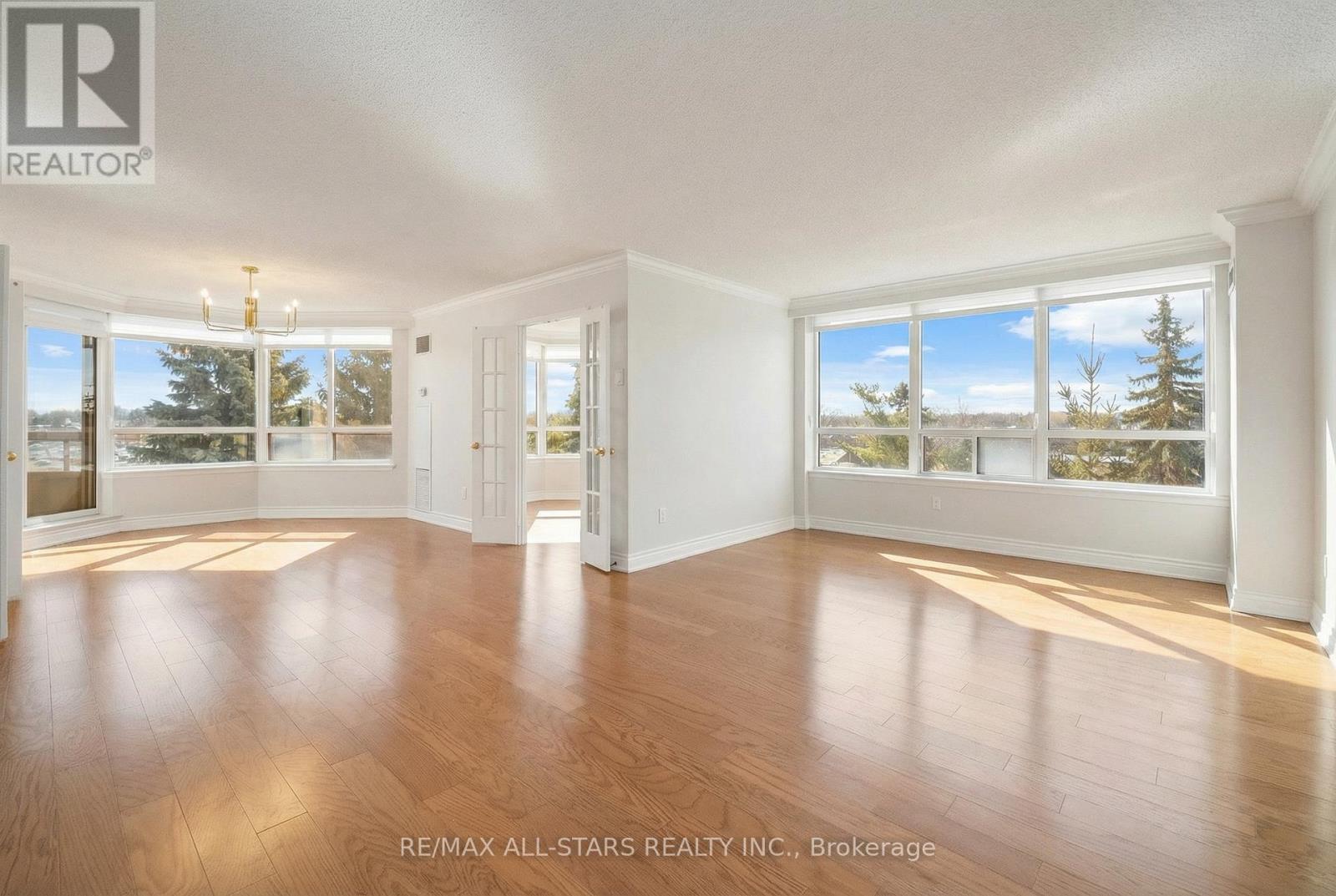 Lots of natural light in corner unit! - 404 - 610 Bullock Drive, Markham, ON - Indoor Photo Showing Other Room