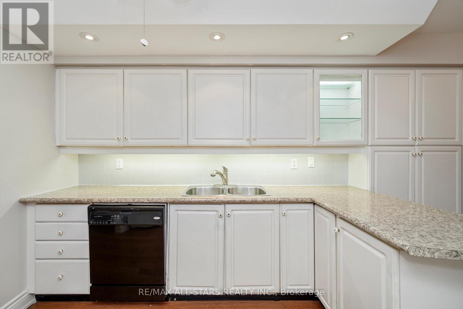 Ample counter & pantry space - 404 - 610 Bullock Drive, Markham, ON - Indoor Photo Showing Kitchen With Double Sink