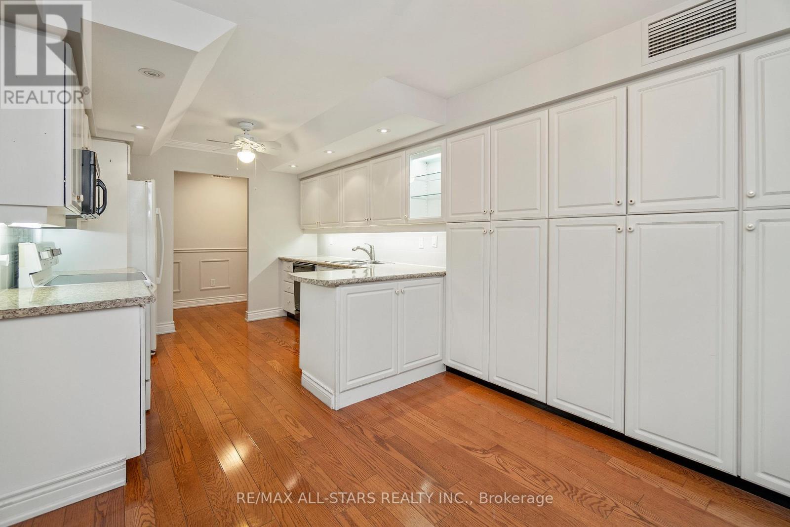 404 - 610 Bullock Drive, Markham, ON - Indoor Photo Showing Kitchen