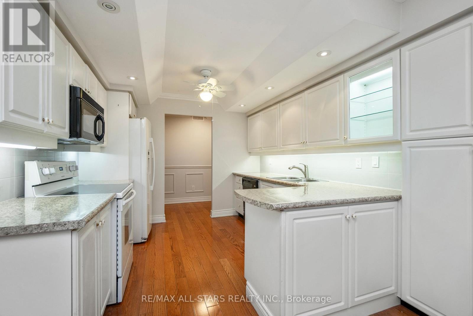 404 - 610 Bullock Drive, Markham, ON - Indoor Photo Showing Kitchen With Double Sink With Upgraded Kitchen