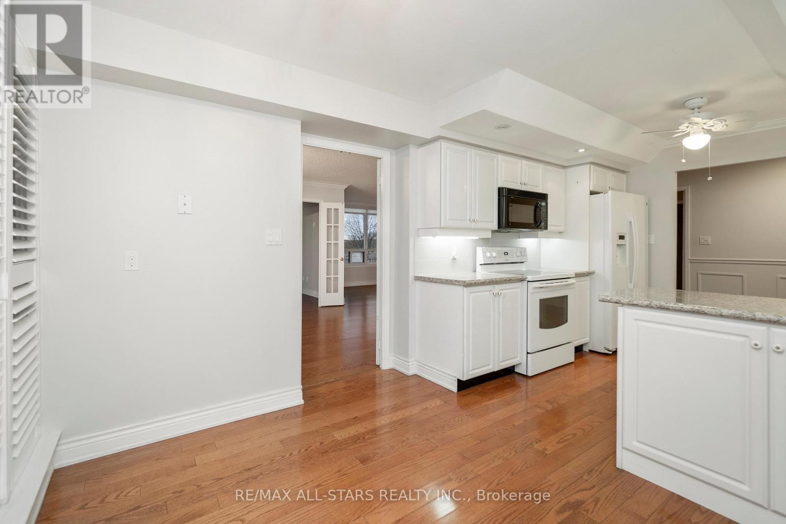 404 - 610 Bullock Drive, Markham, ON - Indoor Photo Showing Kitchen