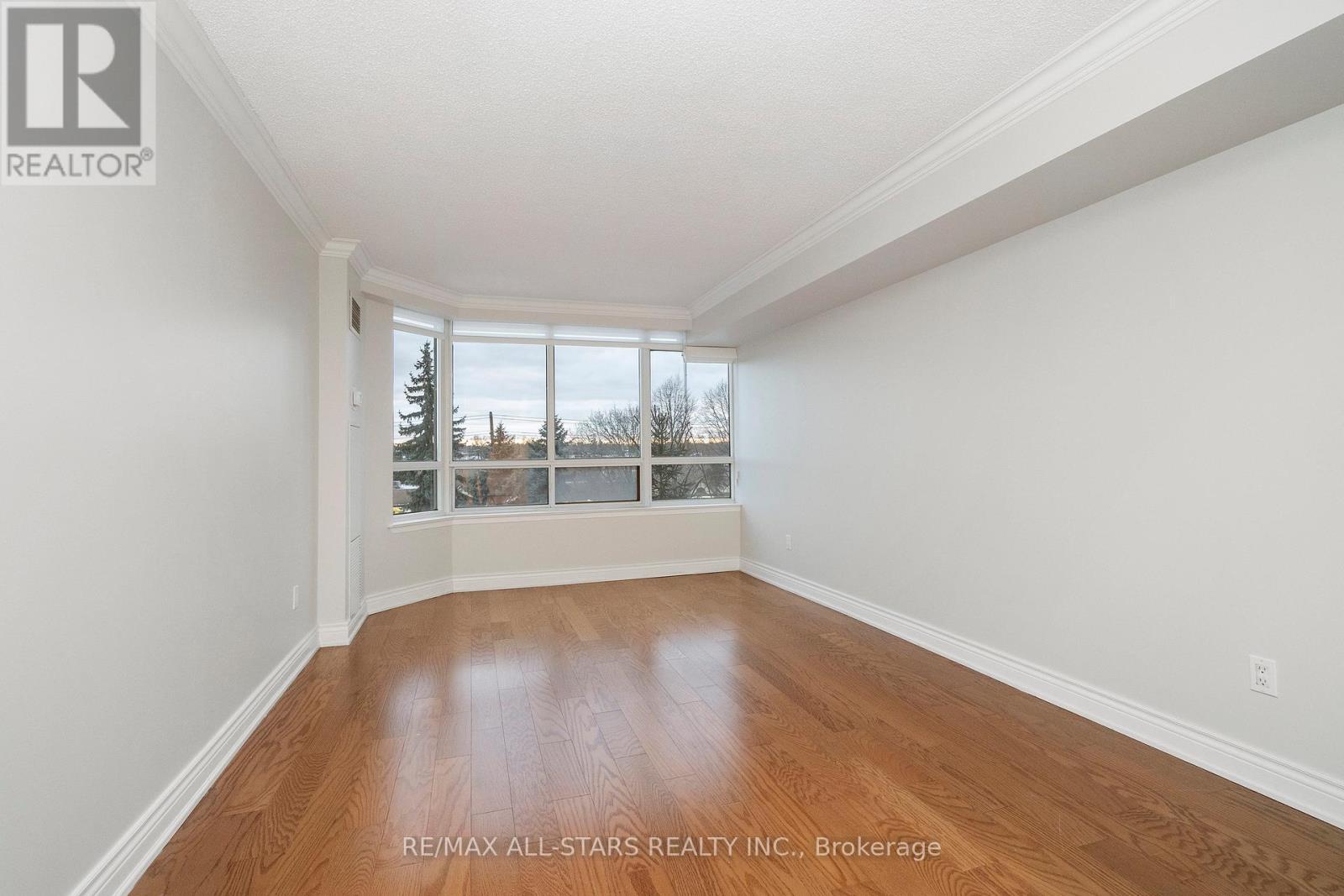 Large primary bedroom w walk in closet & bathrm - 404 - 610 Bullock Drive, Markham, ON - Indoor Photo Showing Other Room