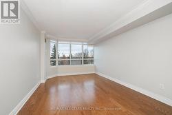 Large primary bedroom w walk in closet & bathrm -