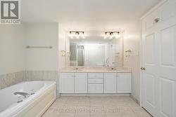 Ensuite bathroom w double vanity -