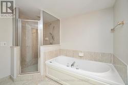 Ensuite bath w shower stall -