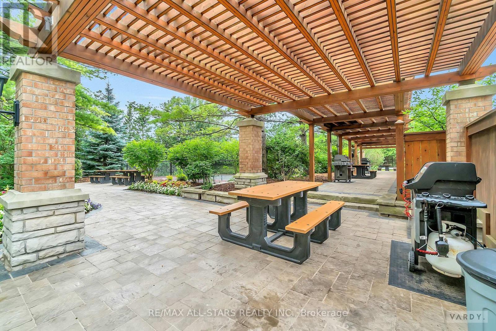 404 - 610 Bullock Drive, Markham, ON - Outdoor