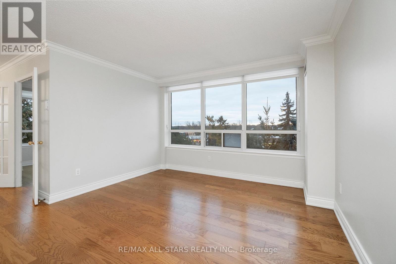 Spacious open concept living area - 404 - 610 Bullock Drive, Markham, ON - Indoor Photo Showing Other Room