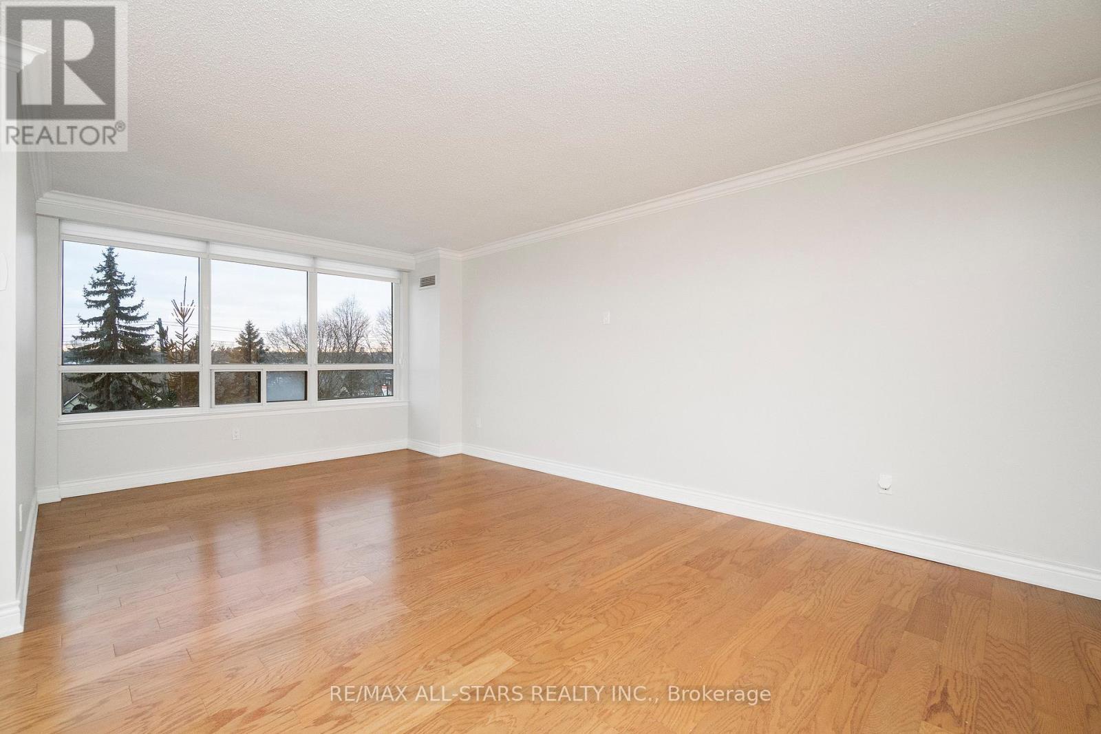 Spacious open concept living area - 404 - 610 Bullock Drive, Markham, ON - Indoor Photo Showing Other Room