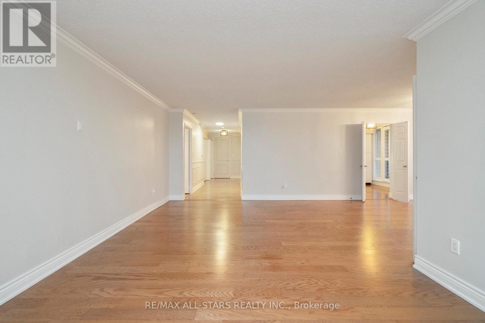 Spacious open concept living area - 404 - 610 Bullock Drive, Markham, ON - Indoor Photo Showing Other Room