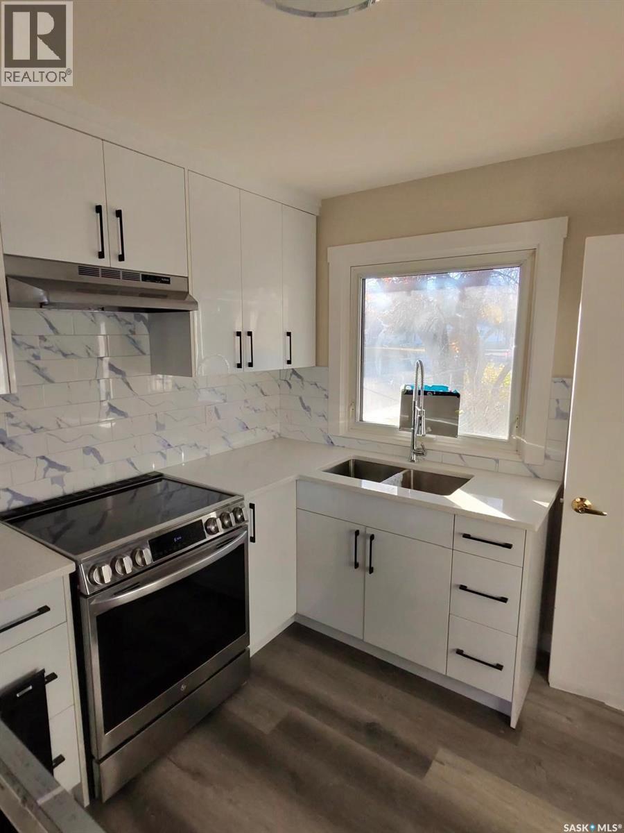 401 S Avenue N, Saskatoon, SK - Indoor Photo Showing Kitchen With Stainless Steel Kitchen With Double Sink