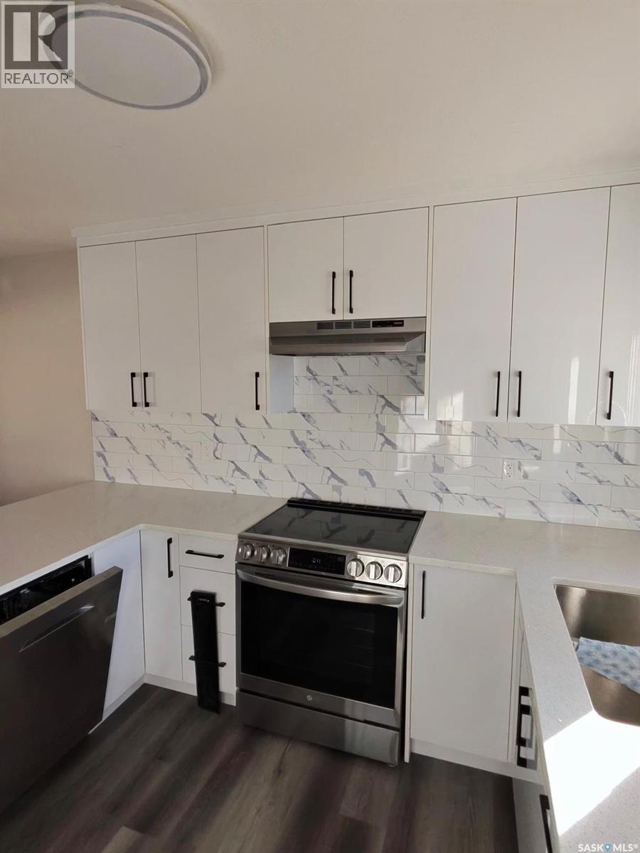 401 S Avenue N, Saskatoon, SK - Indoor Photo Showing Kitchen With Double Sink