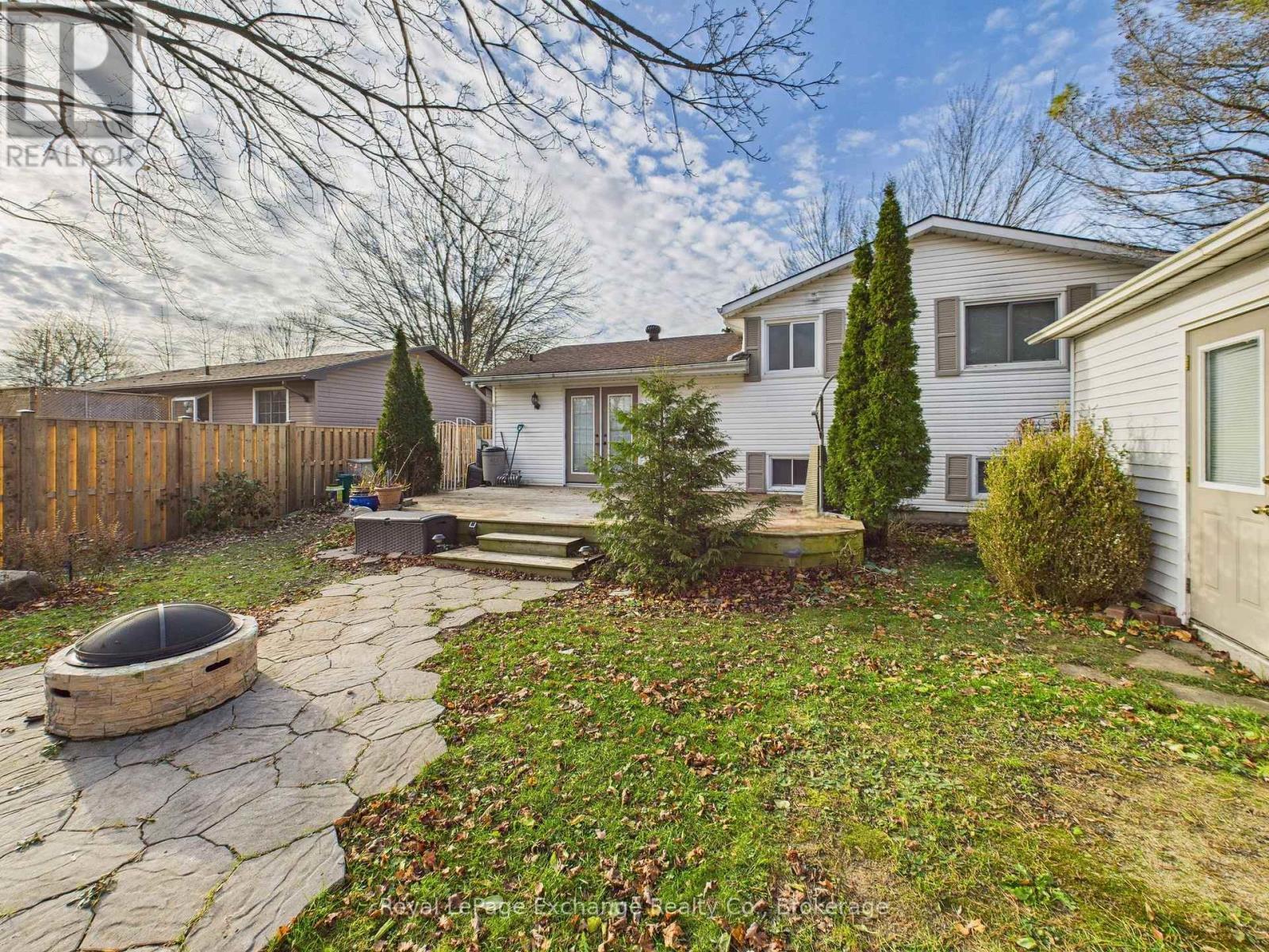 Backyard deck and firepit - 673 Scott Street, Kincardine, ON - Outdoor