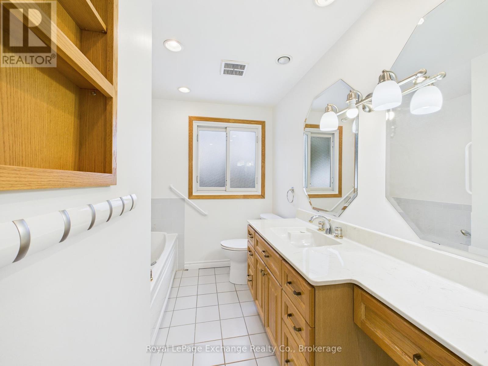 Main bathroom - 673 Scott Street, Kincardine, ON - Indoor Photo Showing Bathroom