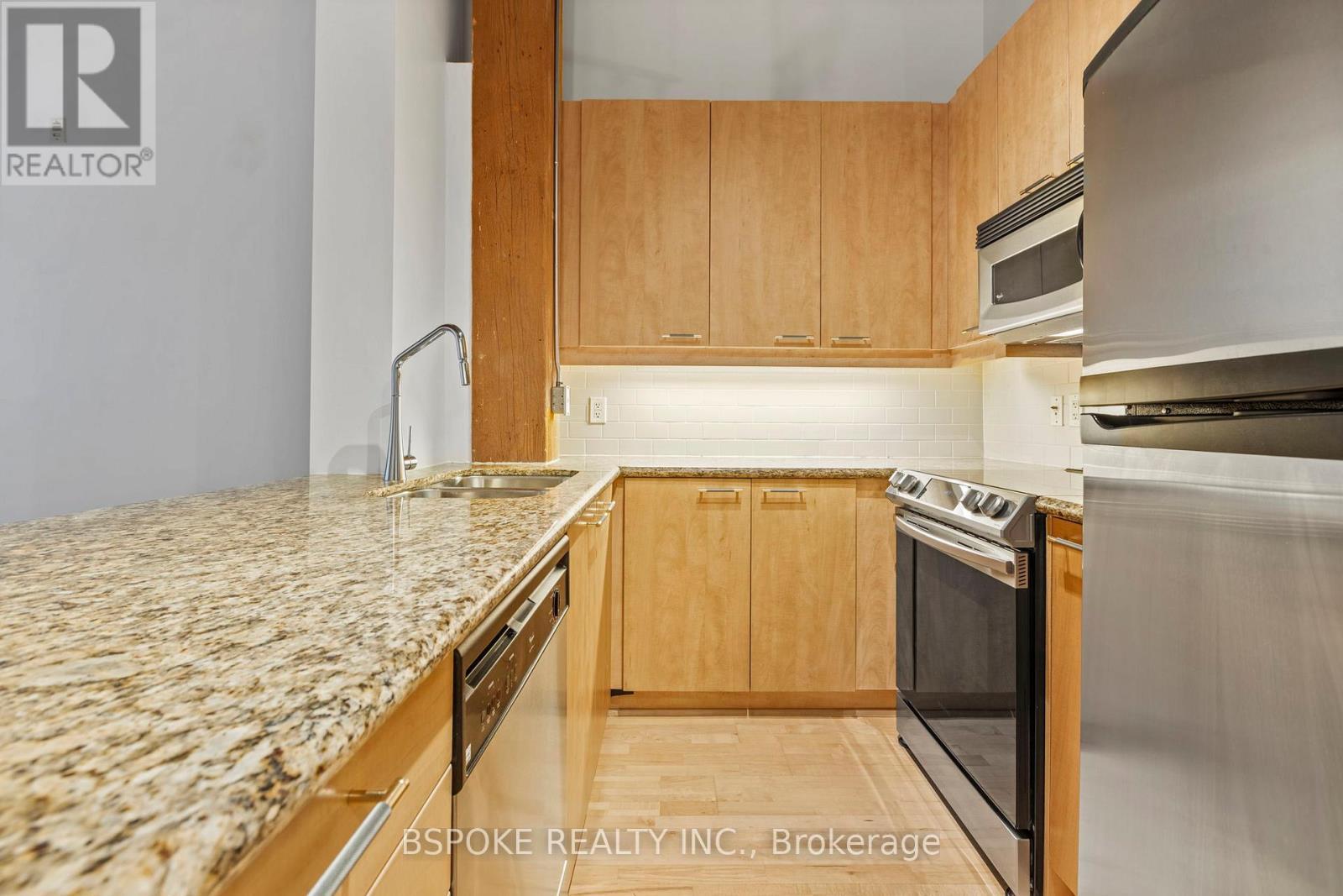 227 - 955 Queen Street W, Toronto, ON - Indoor Photo Showing Kitchen